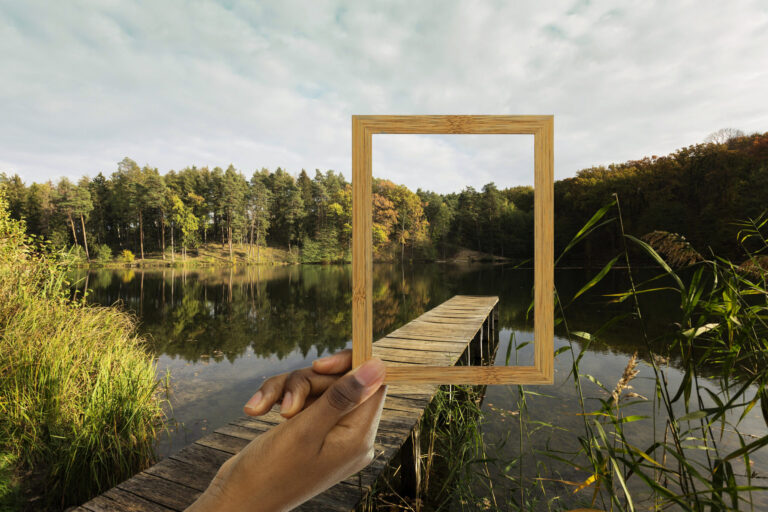 תמונה של טבע ויד מחזיקה מסגרת המייצרת פרפסקטיבה יחודית